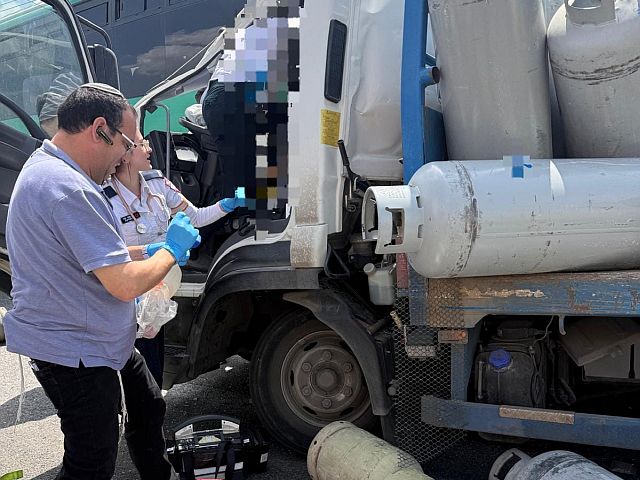 Автобус столкнулся с грузовиком с газовыми баллонами на шоссе №1, есть пострадавшие