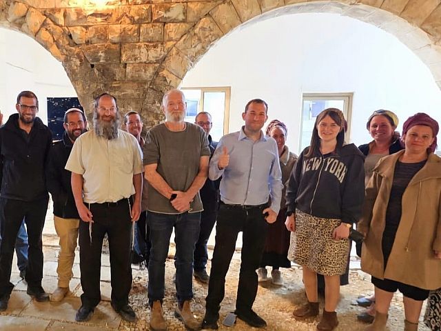 На фото: семьи инициативной группы (гарина) Са-Нур вместе с Йоси Даганом и Замбишем (главой организации «Амана»)