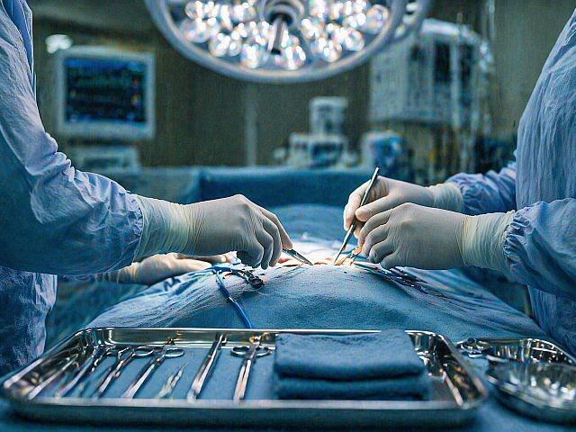 Врач из Флориды обвинен в том, что во время операции удалил пациенту печень вместо селезенки
