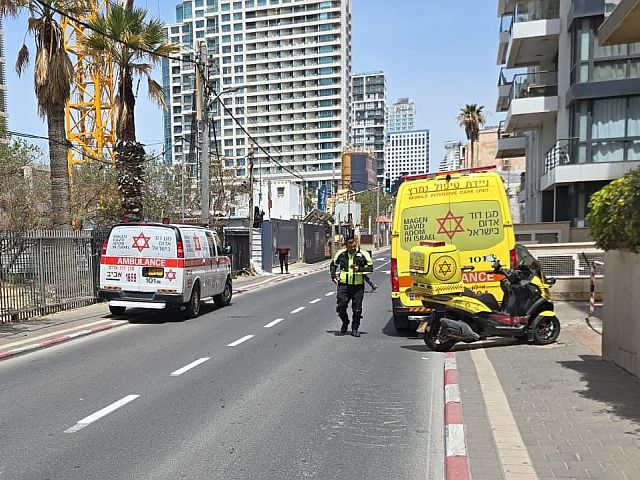 Автомобиль сбил женщину на электросамокате в Тель-Авиве, она в тяжелом состоянии