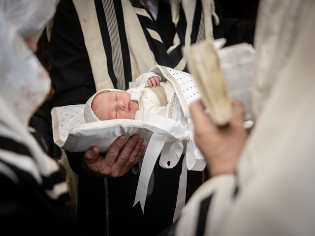 Полиция ищет пострадавших от действий моэля, подозреваемого в причастности к смерти младенца