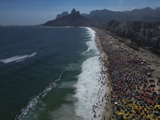 Обманутый британский турист заплатил 1500 фунтов стерлингов за кебаб на пляже в Рио