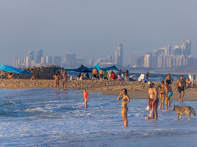Купание на пляже Пальмахим запрещено из-за прорыва канализационной трубы
