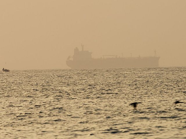 UKMTO: катера КСИР обстреляли танкер в Ормузском проливе