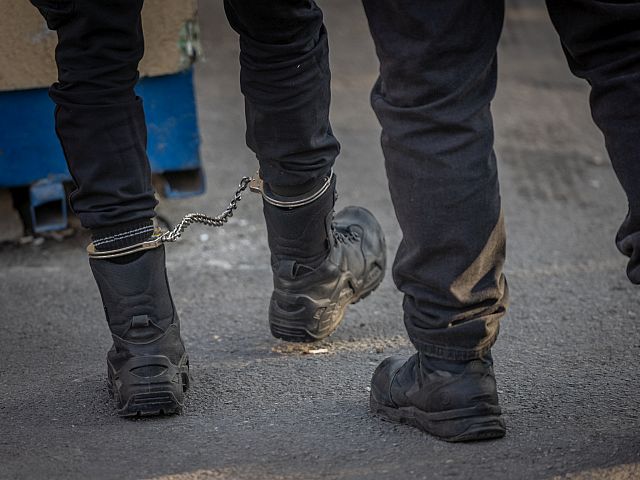 Семь офицеров секретных подразделений обвиняются во взяточничестве и отмывании денег