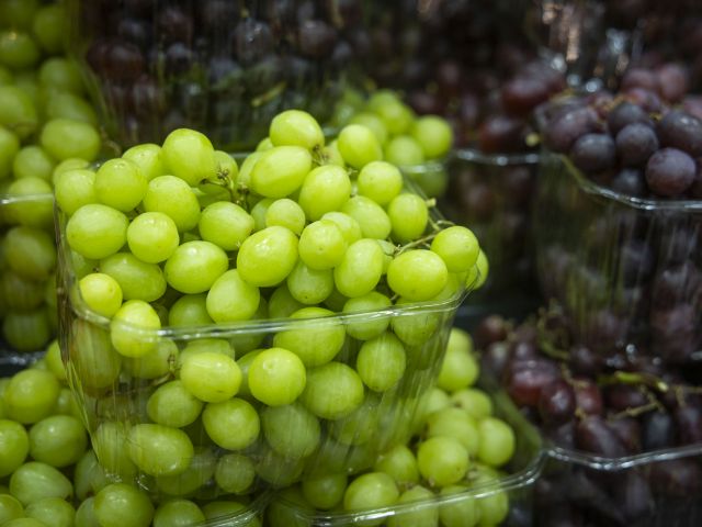 Минсельхоз обвинил ритейлеров в завышении цен на импортный виноград