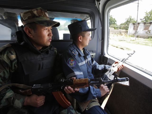 Вывеска "Евреям и животным вход запрещен" на гостинице в Оше: полиция начала расследование