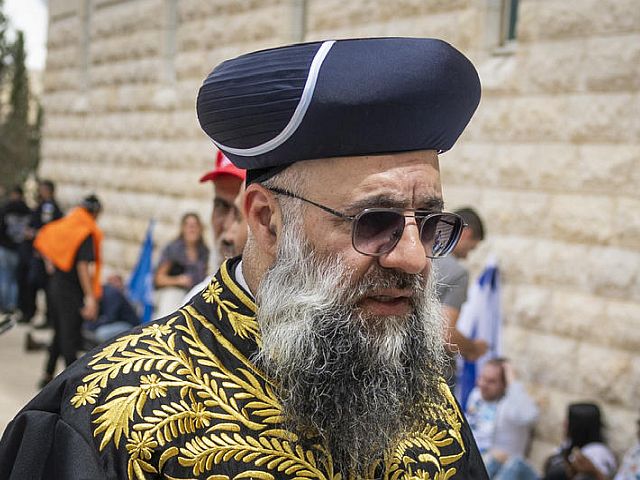 Эяль Ционов в костюме "главного раввина"
