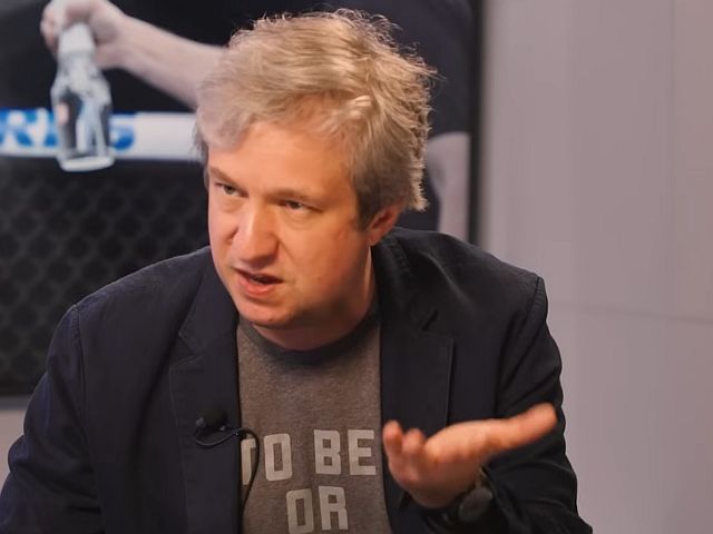 Суд в Москве заочно приговорил кинокритика Антона Долина к одному году колонии
