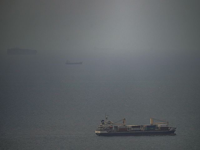 КСИР сообщает о захвате двух грузовых судов и буксировке их в порт "для инспекции"