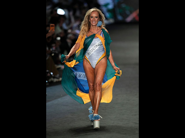 Бразильская модель Хело Пинейро на демонстрации коллекции Blueman