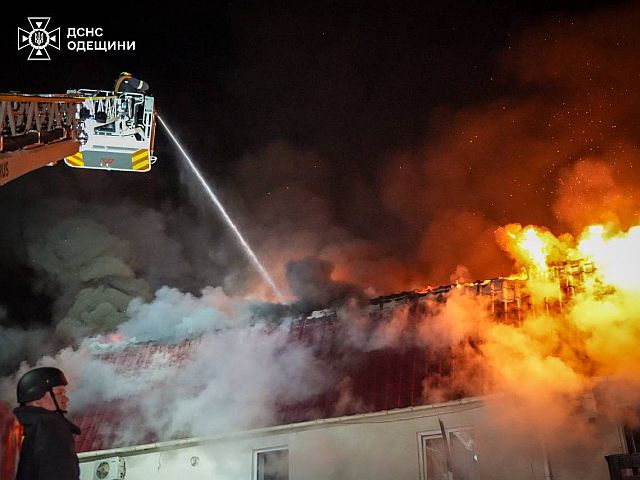 Последствия очередного удара армии РФ по жилому району Одессы. Фоторепортаж
