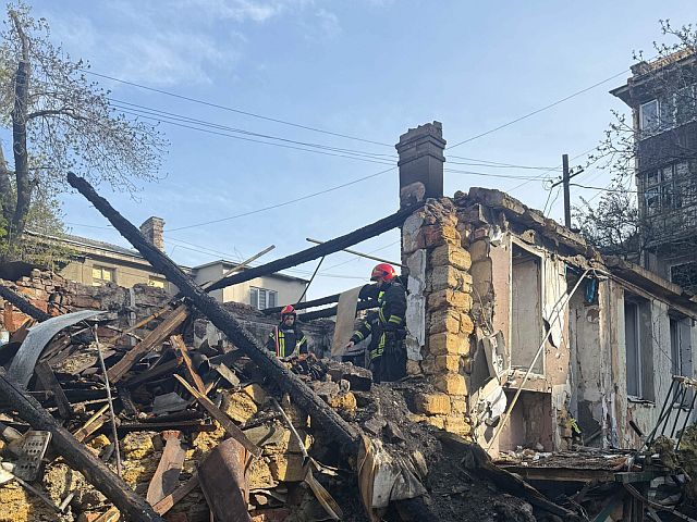 Последствия очередного удара армии РФ по жилому району Одессы. Фоторепортаж
