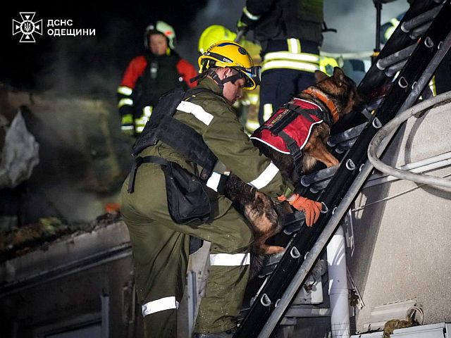 Последствия очередного удара армии РФ по жилому району Одессы. Фоторепортаж
