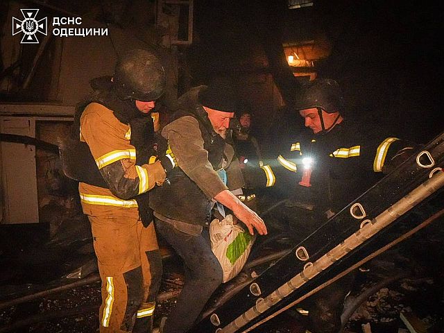 Последствия очередного удара армии РФ по жилому району Одессы. Фоторепортаж
