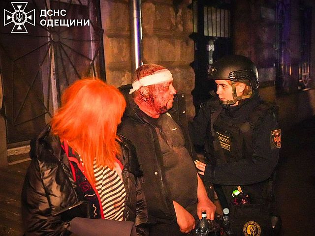 Последствия очередного удара армии РФ по жилому району Одессы. Фоторепортаж
