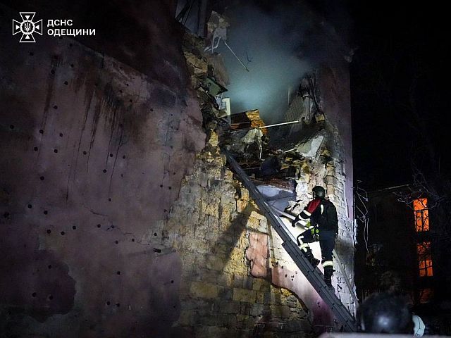 Последствия очередного удара армии РФ по жилому району Одессы. Фоторепортаж
