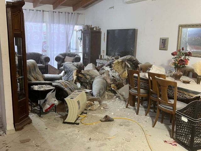 Обломок перехватчика попал в дом в Реховоте, пострадавших нет