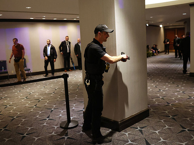 Покушение в Вашингтоне: эвакуация Трампа, арест стрелявшего. Фоторепортаж