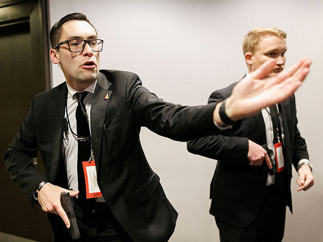 Покушение в Вашингтоне: эвакуация Трампа, арест стрелявшего. Фоторепортаж