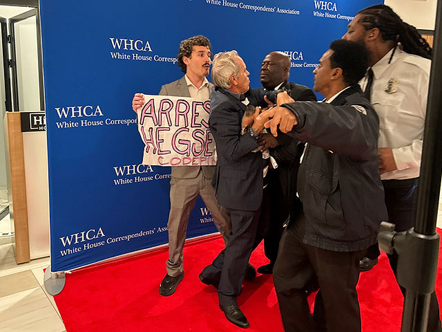 Покушение в Вашингтоне: эвакуация Трампа, арест стрелявшего. Фоторепортаж