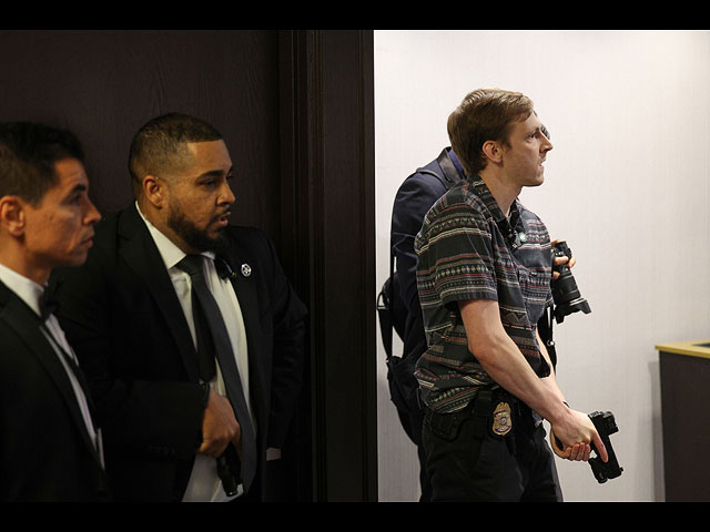 Покушение в Вашингтоне: эвакуация Трампа, арест стрелявшего. Фоторепортаж