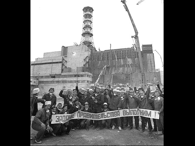 Рабочие на строительстве первого бетонного саркофага над 4-ым энергоблоком, лето 1986 года