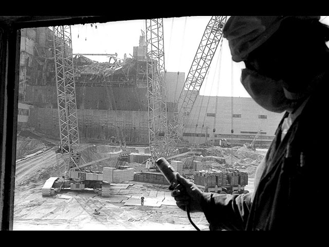 Работник ЧАЭС с дозиметром