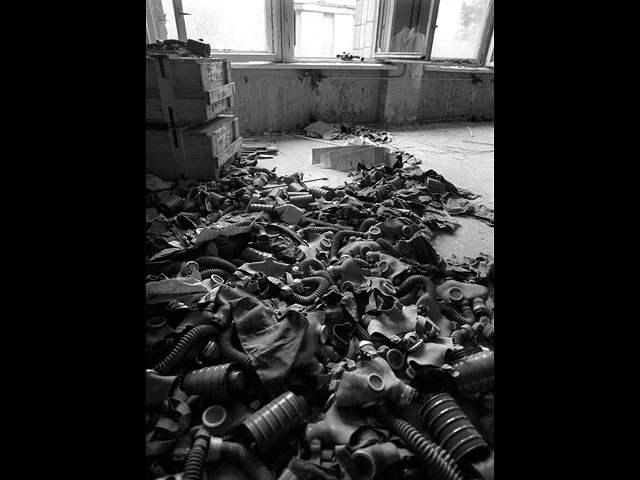 Свалка кислородных баллонов и противогазов оставшихся после ликвидаторов. Школа города Припять, 1996 год