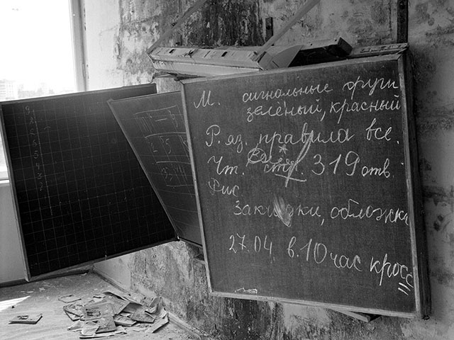 В школе города Припять, в 5 км от Чернобыльской АЭС, через три года после ядерной катастрофы, видна доска с надписью: «27 апреля в 10 утра состоится кросс». 14 сентября 1989 года