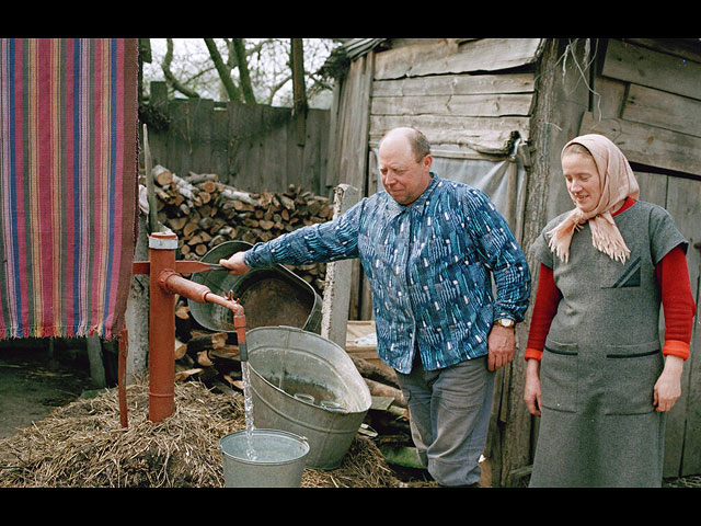Сергей и Татьяна Харшуновы у колодца в деревне Бартоломеевка, Беларусь. Около 190 из 500 семей в регионе были эвакуированы, но Харшуновы остались в деревне, где уровень радиации в три раза превышает норму. 21 апреля 1990 года