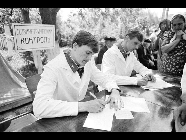 Курсанты медицинского батальона заполняют анкеты граждан, которые стоят в очередь на дозиметрический осмотр. Киев, Украина, 9 мая 1986 года