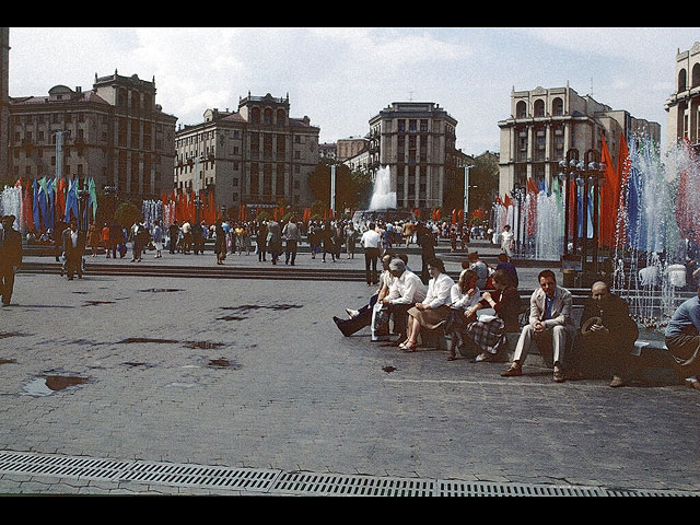 Люди у фонтана на центральной площади Киева, 9 мая 1986 года