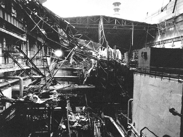 Часть обрушившейся крыши Чернобыльской АЭС. 13 октября 1991 года