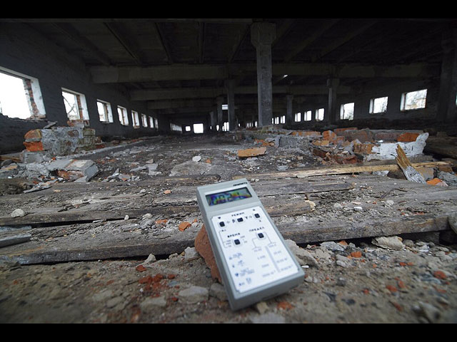 Дозиметр показывает незначительное повышение уровня радиации на заброшенной коровьей ферме недалеко от Залышаны, 56 км от ЧАЭС, Украина. 7 апреля 2016 года, 