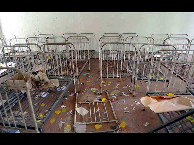 Кровати в заброшенном детском саду в опустевшем городе Припять