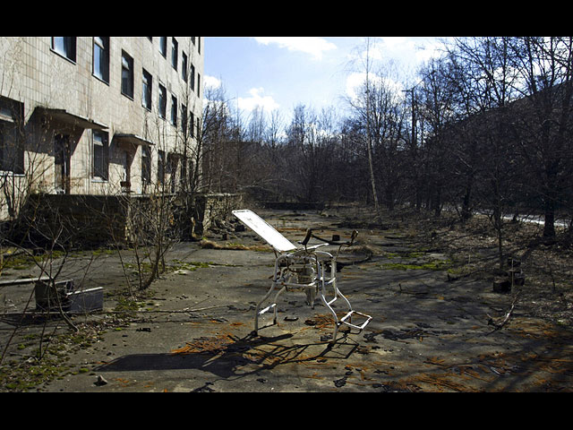 Родильное кресло перед больницей в опустевшем городе Припять. 2 апреля 2006 года