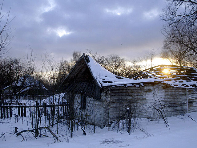 Заброшенный дом в Чернобыле, в 12 километрах от атомной электростанции. 5 марта 2006 года