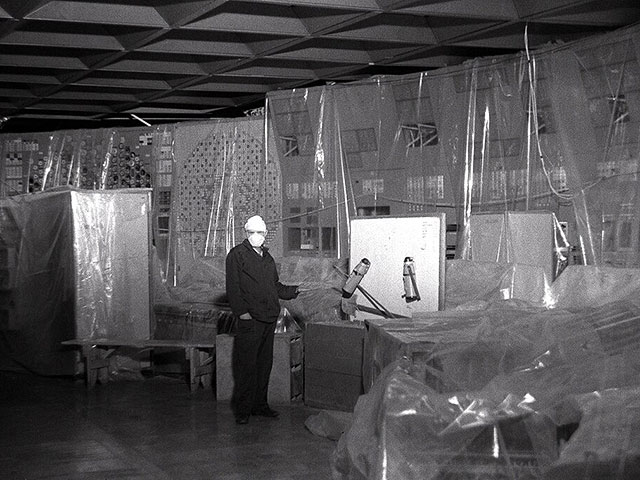 Сотрудник Курчатовского ядерного института в диспетчерской 4-го энергоблока ЧАЭС, 1989 год