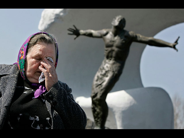 Татьяна Игнатенко скорбит у могилы сына Василия. 2006 год