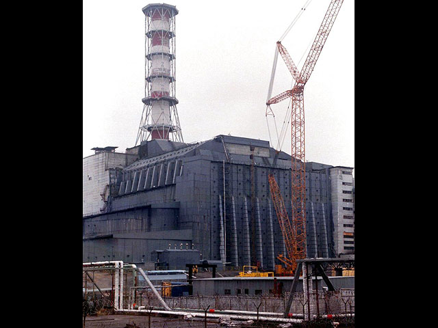 Железобетонный саркофаг, под которым похоронен реактор №4 на Чернобыльской АЭС, 21 апреля 1997 года