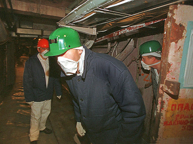 Исследователи в защитной одежде входят в коридор внутри саркофага, стены которого покрыты свинцовыми пластинами для снижения уровня радиации. Реактор № 4 Чернобыльской АЭС, 10 ноября 2000 года