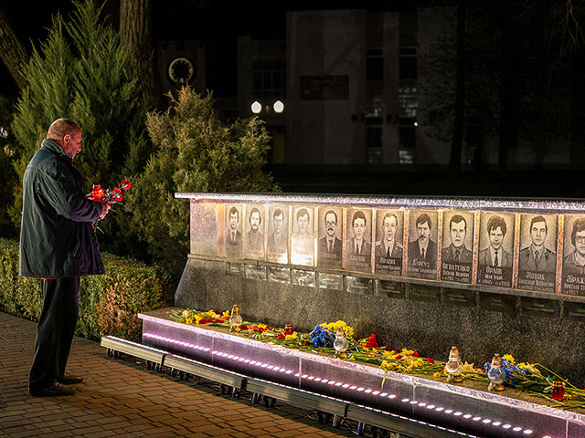 Мемориал, посвященный пожарным и рабочим, погибшим после Чернобыльской ядерной катастрофы. Славутич, 26 апреля 2026 года