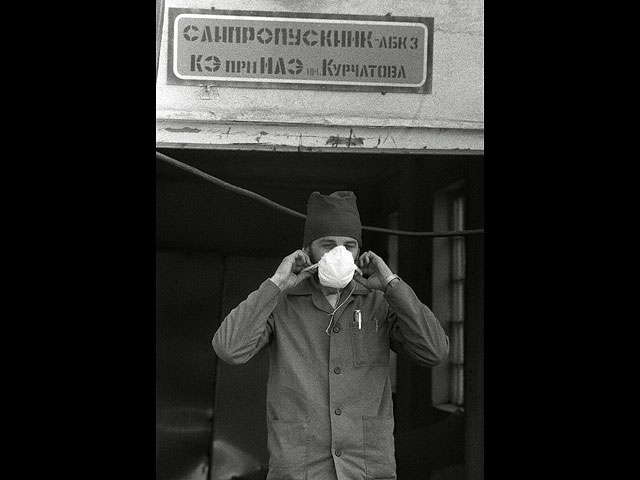 Сотрудник Курчатовского института в защитном респираторе типа «Лепесток», перед тем как войти в саркофаг четвертого блока Чернобыльской АЭС, 15 сентября 1989 года