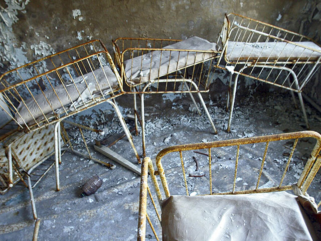 Кроватки для новорожденных в больнице в опустевшем городе Припять. 2006 год