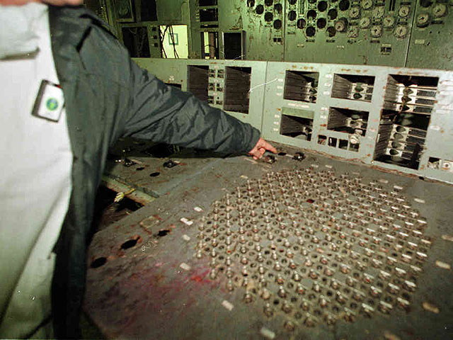 Место выключателя питания на панели управления в диспетчерской 4-го реактора Чернобыльской АЭС. Выключатель питания был украден охотниками за сувенирами, как и многие другие кнопки на панели управления