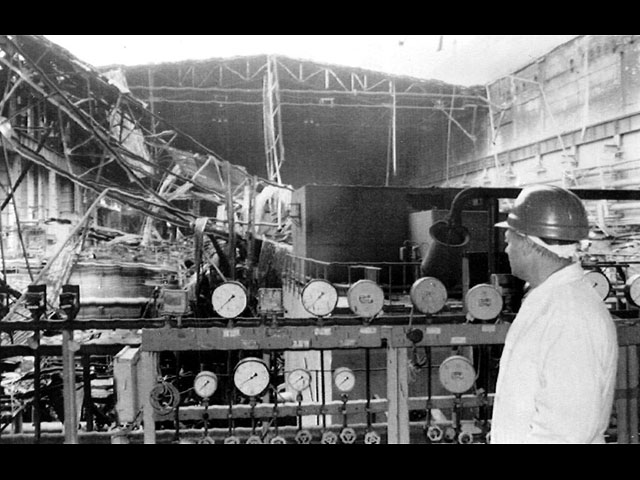 Инженер осматривает повреждения машинного отделения второго реактора атомной электростанции в Чернобыле, 13 октября 1986 года после пожара, уничтожившего конструкцию крыши. Это вторая авария за год после катастрофы 26 апреля 1986 года