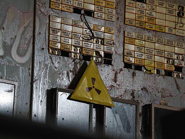 Знак предупреждения о радиационной опасности в диспетчерской реактора 4-го энергоблока. 2026 года