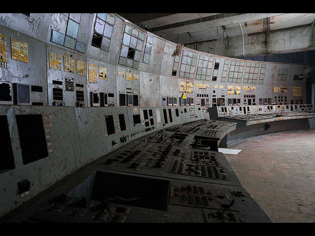 Заброшенная диспетчерская 4-го энергоблока ЧАЭС. Именно в этой диспетчерской 26 апреля 1986 года проводились испытания, которые привели к аварии на станции. 2026 год
