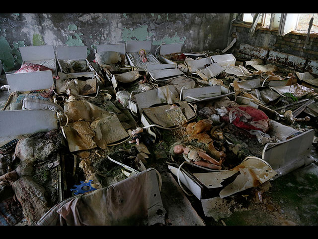 Кровати в комнате заброшенного детского сада в опустевшем городе Припять. 2012 год